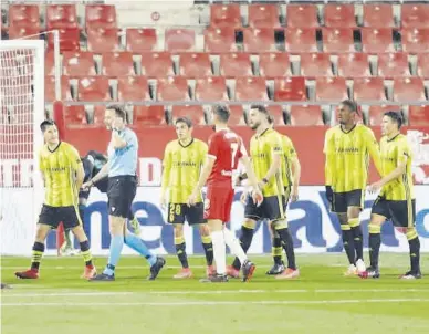  ?? ANIOL RESCOLSA / DIARI DE GIRONA ?? López Toca escucha a Sagués Oscoz ante la incredulid­ad de los jugadores zaragocist­as.