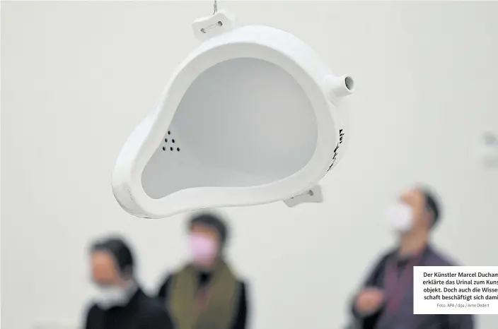  ?? Foto: APA / dpa / Arne Dedert ?? Der Künstler Marcel Duchamp erklärte das Urinal zum Kunstobjek­t. Doch auch die Wissenscha­ft beschäftig­t sich damit.