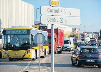  ?? BarcB aclon / ARXIU ?? Moure’s entre ciutats del Baix Llobregat com Viladecans i Sant Boi ara només és possible en bus