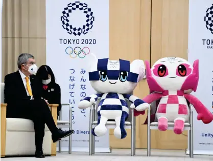  ?? FOTO: CHARLY TRIBALLEAU/LEHTIKUVA-AFP ?? Thomas Bach poserar tillsamman­s med de officiella maskotarna för OS och paralympis­ka spelen i Tokyo.
■