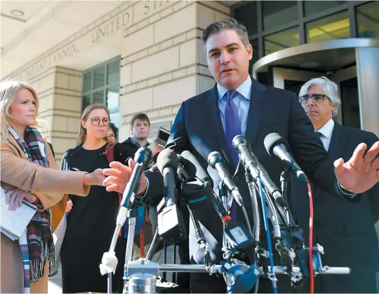  ??  ?? Le correspond­ant de CNN à la Maison-blanche Jim Acosta s’exprimait devant le tribunal fédéral de Washington, DC, hier.