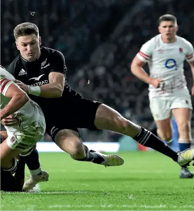  ?? GETTY IMAGES ?? Richie Mo’unga and Beauden Barrett tackle Marcus Smith in the incident that led to Barrett’s crucial yellow card.