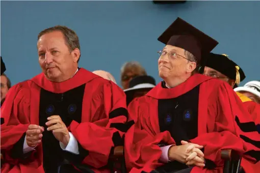  ??  ?? El cofundador y presidente de Microsoft, Bill Gates, que en 2007 recibió de la Universida­d de Harvard el doctorado honoris causa en Derecho, ha invertido en el proyecto de geoingenie­ría solar SCoPEx –a la izquierda–.