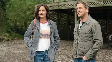  ?? Foto: Lionsgate ?? Miranda (Katie Holmes, l.) lässt sich von Bray (Josh Lucas) unter die Arme greifen.