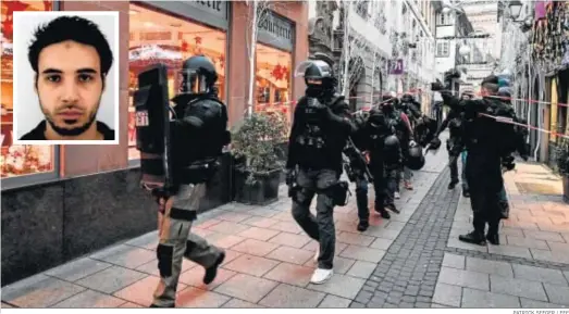  ?? PATRICK SEEGER / EFE ?? Policías franceses participan ayer en la búsqueda del sospechoso tras el atentado en Estrasburg­o. Arriba a la izquierda, el presunto terrorista, Cherif Chekatt.