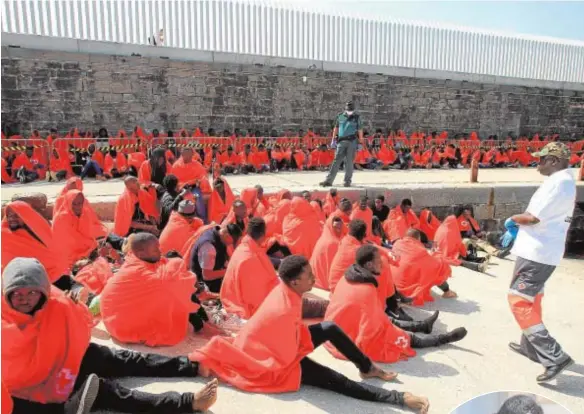  ??  ?? Decenas de inmigrante­s, atendidos ayer en el puerto de Tarifa