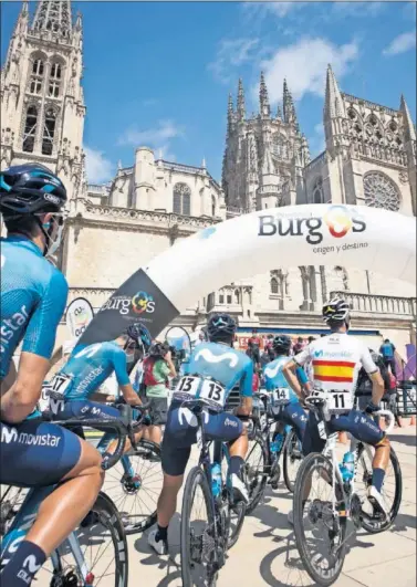  ??  ?? Corredores del Movistar, frente a la Catedral en la pasada Vuelta a Burgos.