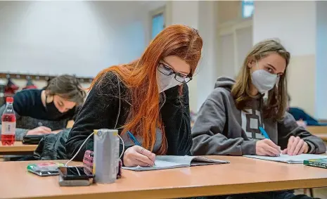  ?? Foto: Michal Šula, MAFRA ?? Maturita za covidu Studenti Smíchovské střední průmyslové školy a gymnázia. Jejich ředitel Radko Sáblík si myslí, že by v posledních ročnících měla skončit výuka nematuritn­ích předmětů a žáci by se měli soustředit jen na ty, ze kterých budou skládat závěrečnou zkoušku.