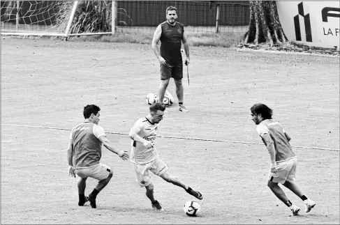  ?? archivo El comercio ?? • Matías Oyola, Damián Díaz y Sebastián Pérez disputan la pelota en una práctica en la cancha alterna del Monumental.