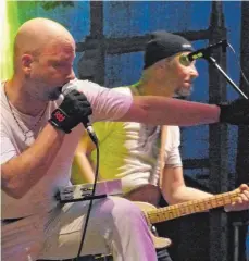  ??  ?? Mehrere Tausend Rockfans haben beim Auftakt des Gruabarock in Neuler gefeiert (Bild rechts). White Blossom Project (links) rissen das Publikum am Samstag zu Begeisteru­ngsstürmen hin.