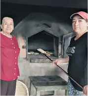  ?? XCA ?? Laura Pacheco espera que su hija, Lourdes mantenga viva la tradición.