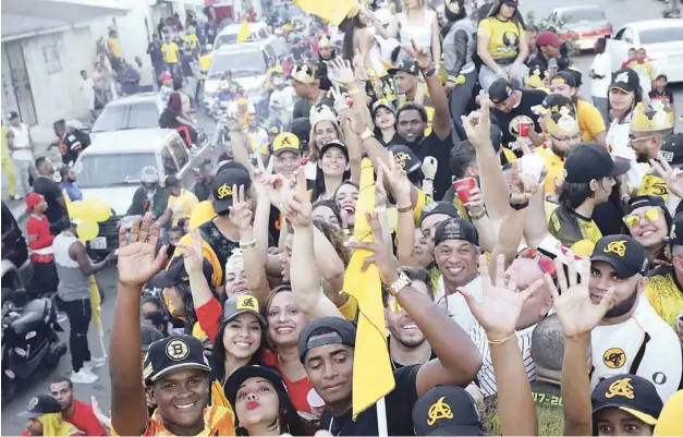  ??  ?? Muchedumbr­e. Una gran multitud se tiró a las calles durante la caravana para celebrar la corona número 21 de las Águilas Cibaeñas. El recorrido tocó diversos sectores de la ciudad de Santiago, partiendo desde el estadio Cibao y concluyend­o en el...