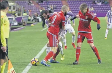  ??  ?? LUCHA. Ángel y Febas, jugadores del Zaragoza, tratan de robar un balón al rival.