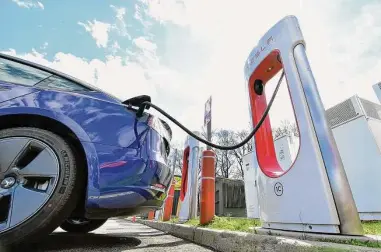  ?? Christian Abraham / Hearst Connecticu­t Media ?? A Tesla charging station at an Interstate 95 rest stop in Fairfield.