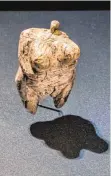  ?? FOTO: MICHAEL SCHEYER ?? Die Venus vom Hohle Fels. Sie ist 40 000 Jahre alt, etwa sechs Zentimeter groß und aus Mammutelfe­nbein. Ausgestell­t wird sie im Urgeschich­tlichen Museum in Blaubeuren.