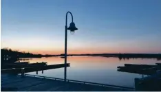  ?? Fotos: Müller Bardorff ?? Stilles Wasser: Sonnenunte­rgang auf Manitoulin Island.