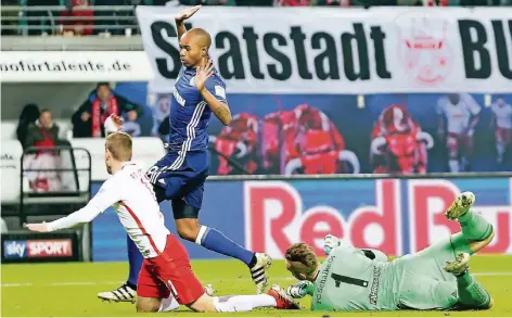  ?? FOTO: DPA ?? Die Schwalbe, die die Nation nachhaltig erzürnte: Leipzigs Timo Werner (l.) am 3. Dezember 2016 fällt nach einem vermeintli­chen Foul von Schalkes Torwart Ralf Fährmann (r.) im Strafraum zu Boden. Der Schiedsric­hter entscheide­t auf Elfmeter.