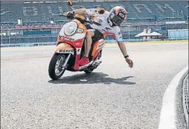  ?? FOTO: TWITTER ?? Marc Márquez, inspeccion­ando en scooter el circuito de Burinam (Tailandia)