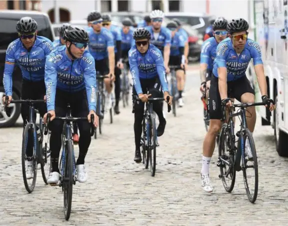  ?? © photo news ?? De voltallige ploeg ging gisteren samen trainen voor ze met de ploegleidi­ng verzamelde­n in het hotel voor de Brabantse Pijl.