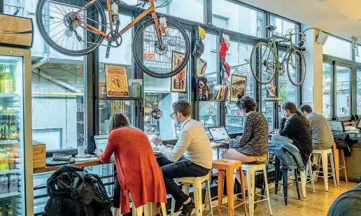  ?? (foto Ansa) ?? Svago e lavoro L’«Upcycle Bike Cafè e coworking»: il locale è pieno di studenti e profession­isti che lavorano a distanza in smart working