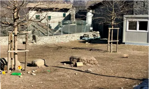  ??  ?? Sassi e terriccio rendono l’area poco accoglient­e. Ma l’aspetto cambierà presto in meglio