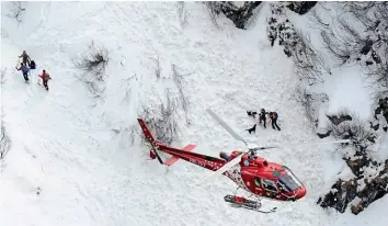  ??  ?? Si des personnes sont prises dans une coulée, les secours doivent intervenir rapidement.