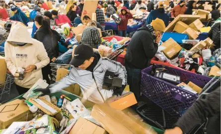  ?? JUSTIN HAMEL/THE NEW YORK TIMES ?? The El Remate Discount store is packed with shoppers Friday in El Paso, Texas.