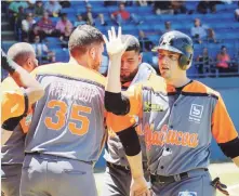  ??  ?? DE PUNTA A PUNTA. Los pueblos de Mayagüez y Yabucoa están de fiesta por las clasificac­iones a las series semifinale­s nacionales de los Sultanes, a la izquierda, y los Azucareros, arriba.