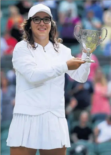  ??  ?? Ane Mintegi (17 años) posa sonriente con el trofeo de campeona júnior de Wimbledon