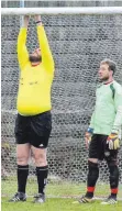  ?? FOTO: HJS ?? Szene aus dem Spiel des SVS gegen den FC Langenau: Der Schiri überprüft das Tornetz.