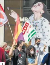  ??  ?? (1), Los manifestan­tes en la plaza de la Constituci­ón, cuando sonaba el himno de Andalucía. (2) La marcha por la Alameda de Colón (3) La concentrac­ión por la calle Larios.