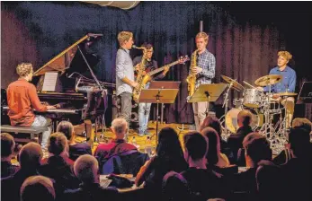 ?? FOTO: HELMUT SCHÖNECKER ?? Tenor Madness beeindruck­t das Publikum im Jazzkeller der Bruno-Frey-Musikschul­e.