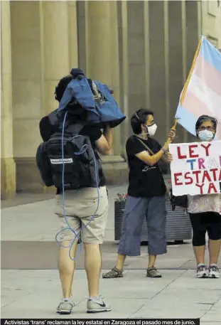  ??  ?? Activistas ‘trans’ reclaman la ley estatal en Zaragoza el pasado mes de junio.