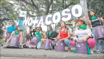  ??  ?? Decenas de personas marchan contra la violencia machista, ayer, en el marco del Día Internacio­nal de la No Violencia contra la Mujer, en Cali, Colombia. (EFE)