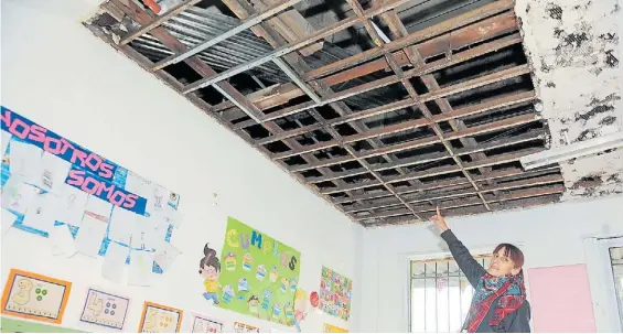  ?? FOTOS: JORGE SÁNCHEZ ?? Sin techo. Una de las aulas que no se puede usar porque entra agua. Una madre muestra el derrumbe de la mamposterí­a.