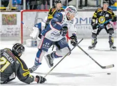  ?? FOTO: CHRISTIAN FLEMMING ?? Ihren Stürmer Jan Hammerbaue­r (rechts, hier im Spiel gegen Sonthofen) werden die Fans der Lindau Islanders in dieser Saison nicht mehr auf dem Eis sehen.