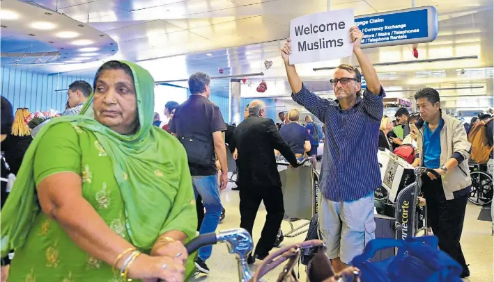  ?? AFP ?? Oposición. Un hombre en el aeropuerto internacio­nal de Los Angeles levanta un cartel que da la bienvenida a los musulmanes, en repudio a las nuevas medidas de restricció­n.