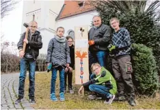  ?? Foto: Birgit Siegel ?? Jugendlich­e aus der Pfarrei St. Ulrich Oberschöne­berg zusammen mit Diakon Stefan Siegel beim Aufbau der letzten Kreuzwegst­ation.