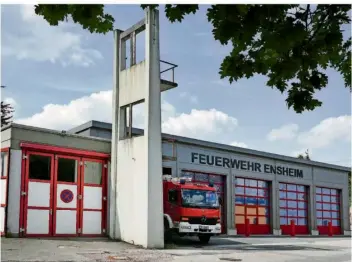  ?? FOTO: BECKERBRED­EL ?? Das neue Gerätehaus der Feuerwehr Ensheim kostete zwei Millionen Euro. Es wird den linkenTeil ablösen, der zu Sozialräum­en umgebaut wird. Die Tore dort werden zugemauert.