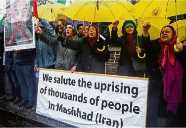  ?? — Reuters ?? Public defiance: Opponents of Rouhani holding a protest outside the Iranian embassy in west London.