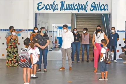  ?? REGINALDO PIMENTA/AGÊNCIA O DIA ?? Crianças recebem orientaçõe­s sobre as medidas de segurança no retorno às aulas. Escola Suíça passou por obras para receber os alunos