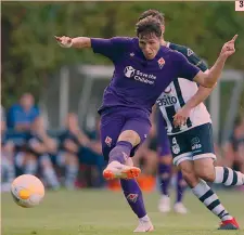  ??  ?? Tre immagini del test della Fiorentina ● 1 Stefano Pioli in panchina ●2 Giovanni Simeone, protagonis­ta ● 3 Federico Chiesa, suo un gol GETTY