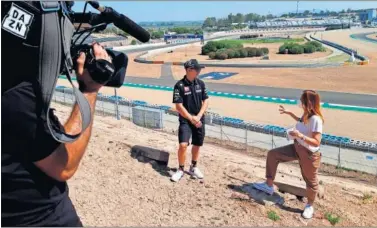  ??  ?? La periodista Izaskun Ruiz, durante uno de los reportajes de MotoGP para DAZN.