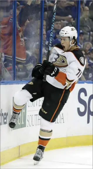  ?? CHRIS O’MEARA, THE ASSOCIATED PRESS ?? Anaheim Ducks’ Brandon Montour celebrates his first NHL goal against the Tampa Bay Lightning Saturday.