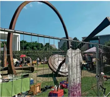  ?? FOTO: MARTIN ROLSHAUSEN ?? Am Samstag war der städtische Flohmarkt erstmals eingezäunt im Bürgerpark. Seither reißt die Diskussion über den Standort auch in der Kommunalpo­litik nicht ab. Mit vorerst offenem Ausgang.