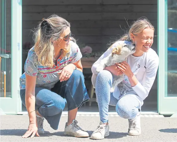  ?? Picture: Mhairi Edwards. ?? Kate and Annie Porter with Scruffy the Jack Russell.