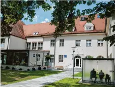  ??  ?? In dem weitläufig­en Park des Bezirkskra­nkenhauses Günzburg befindet sich Haus 41. Dort finden junge Erwachsene in psychotisc­hen Krisen Hilfe.