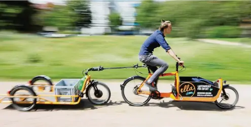  ?? FOTO: KAI MUDRA ?? Tobias Hage von der Erfurter Lastenrad-initiative „Ella“fährt mit einem Lastenrad mit Anhänger durch den Erfurter Beethovenp­ark.