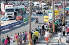  ??  ?? AMBIENTE. Desde las terrazas, el público pudo seguir la prueba. También, a lo largo de la ruta urbana.