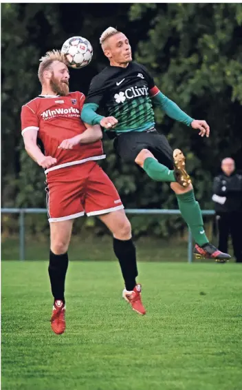  ?? RP-FOTO: MARKUS VAN OFFERN ?? Die SGE Bedburg-Hau II besiegte mit Unterstütz­ung aus der ersten Mannschaft Union Wetten mit 2:1. Mit dabei war auch Top-Torjäger Falko Kersten (r.), der einen Treffer erzielte.